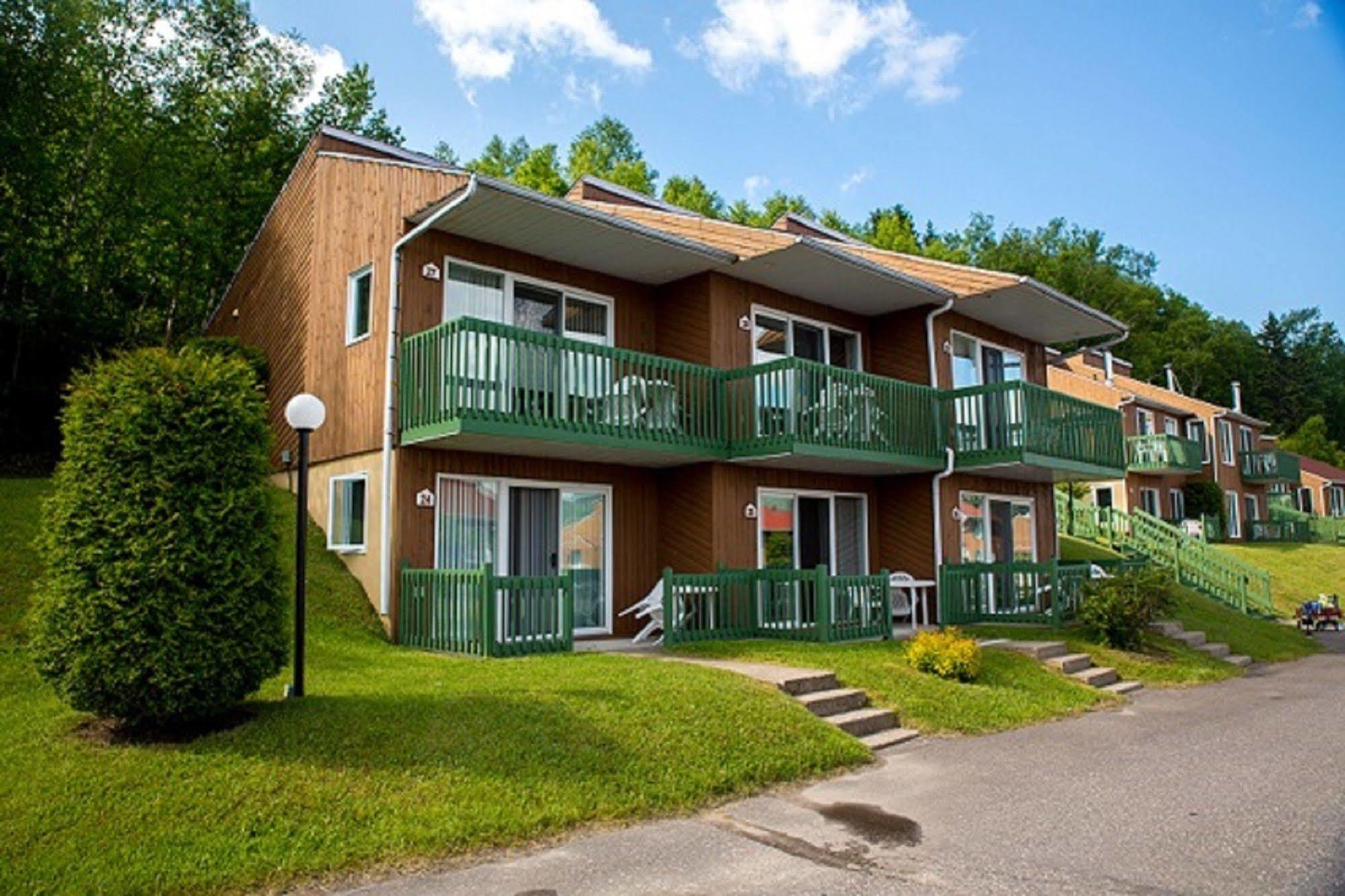 Chalets Condos Sur Le Fjord LʼAnse-Saint-Jean Esterno foto