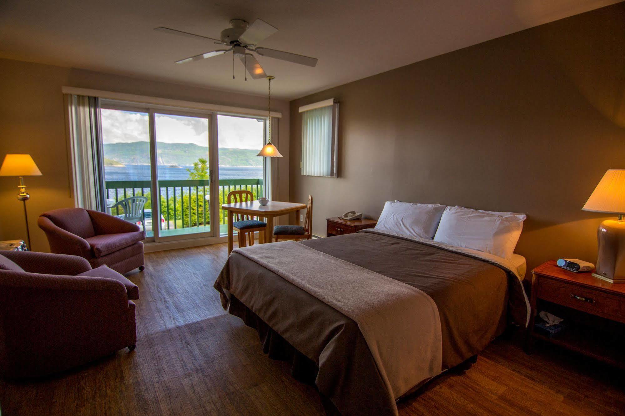 Chalets Condos Sur Le Fjord LʼAnse-Saint-Jean Esterno foto